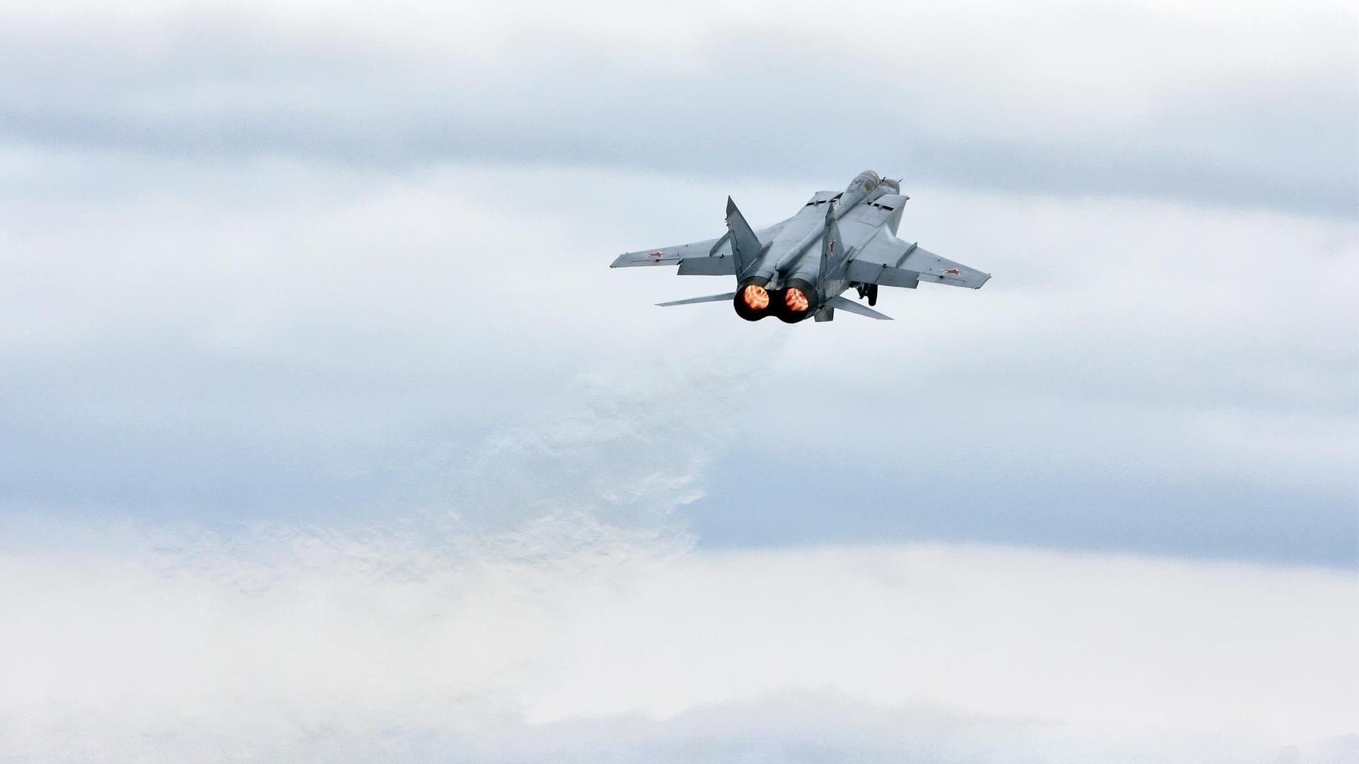 冬季高山滑翔伞挑战，极速飞跃云端极限，山顶滑翔伞