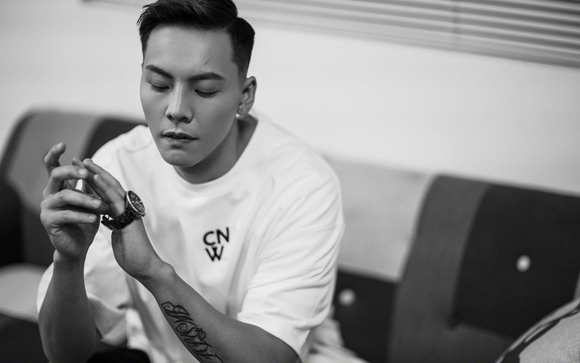 爱游戏官方-激情澎湃！球员斗志昂扬准备打响战役