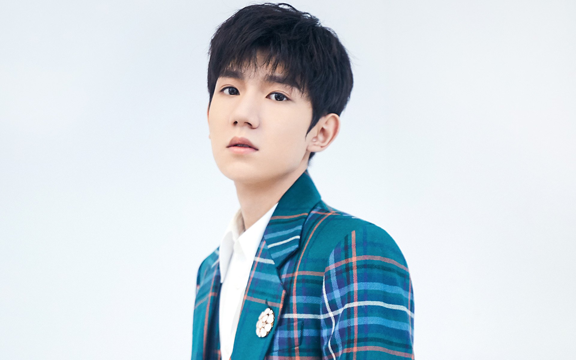 顶尖足球比赛中球员防守拦截精准,足球 防守