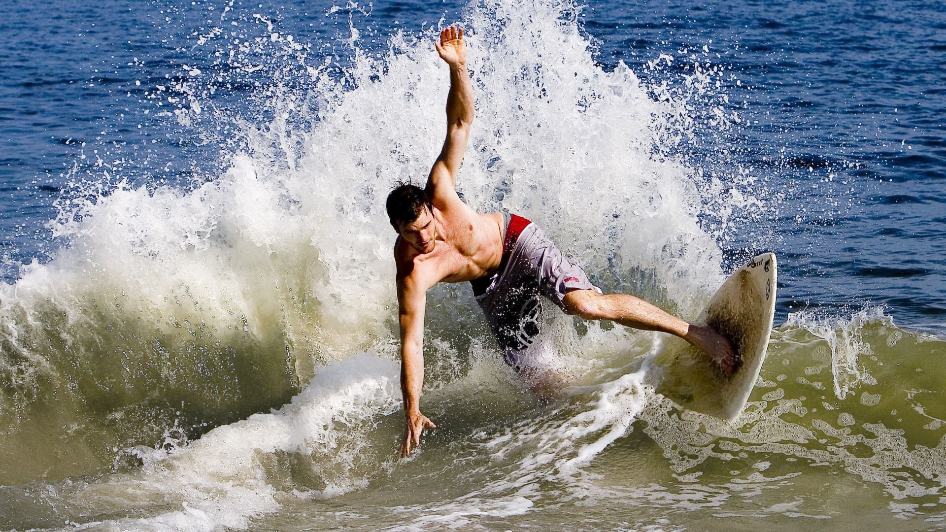 爱游戏app-国足攻守两端失误点位置热图，国足打法